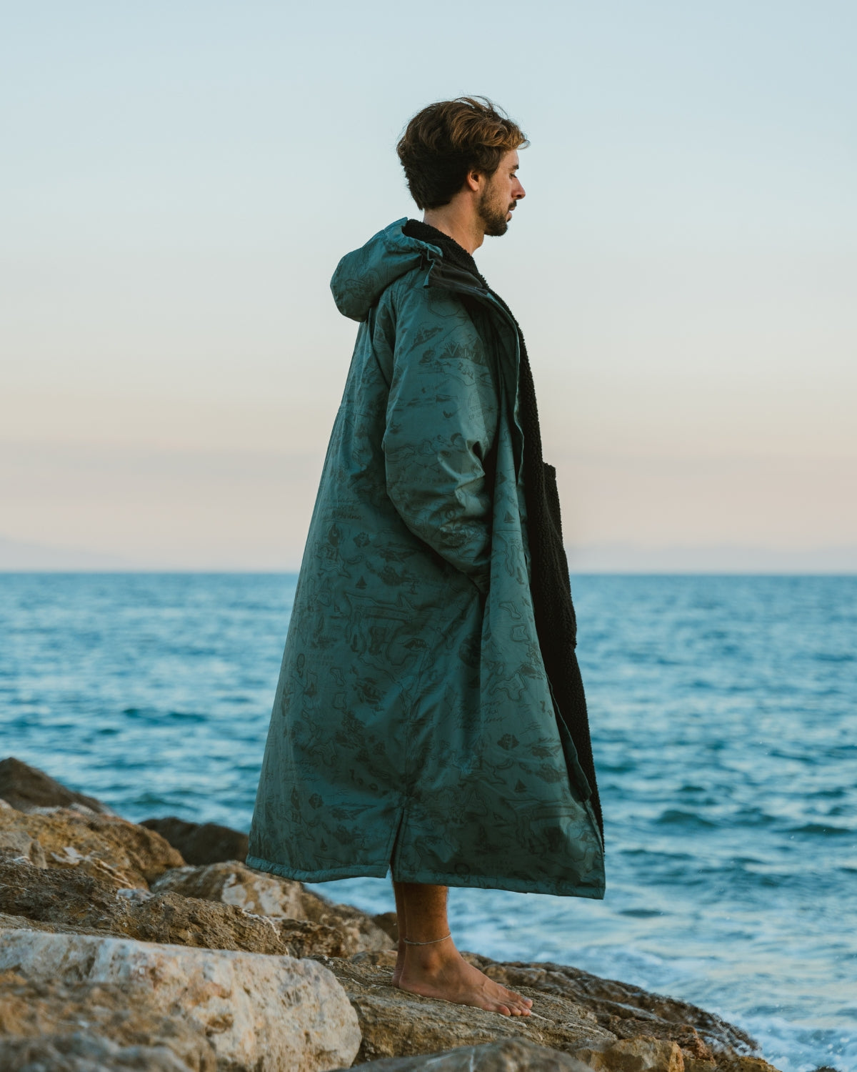 Lead_men - Man wearing a Vivida sherpa weatherproof changing robe Green Map of Dreams