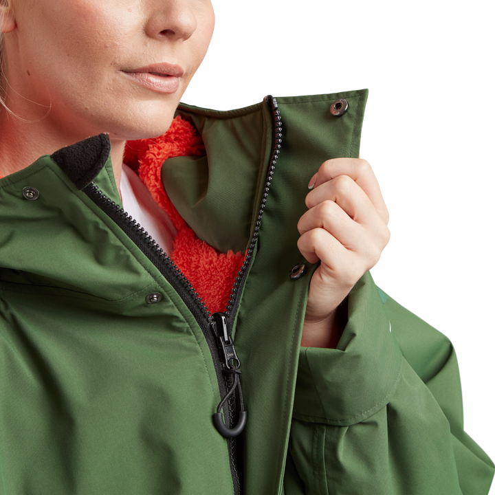 Two-way YKK zip with with easy-hold pulls and guard on Red Alter Evo long sleeve waterproof changing robe in Forest Green.
