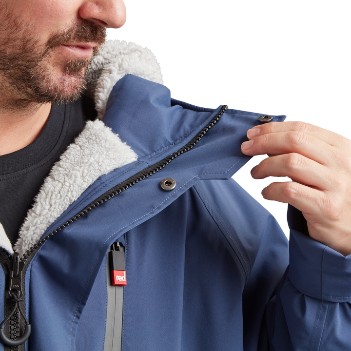 Two-way YKK zip with with easy-hold pulls and guard on Red Alter Evo men’s long sleeve waterproof changing robe in Admiral Blue.
