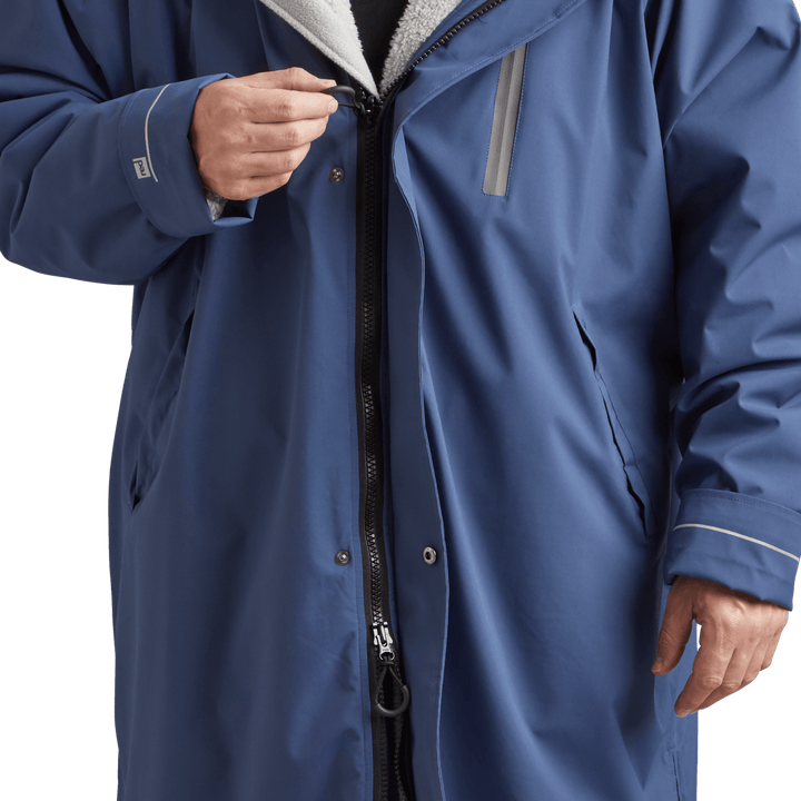 YKK two-way zip with easy-hold pulls on Red Alter Evo men’s long sleeve waterproof changing robe in Admiral Blue.