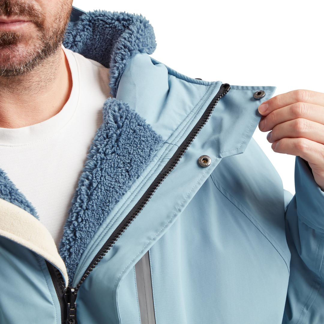 Two-way YKK zip with with easy-hold pulls and guard on Red Alter Evo men’s long sleeve waterproof changing robe in Alpine Blue.