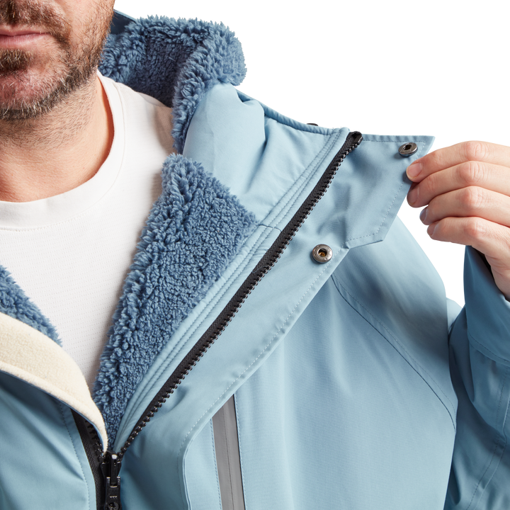 Two-way YKK zip with with easy-hold pulls and guard on Red Alter Evo men’s long sleeve waterproof changing robe in Alpine Blue.