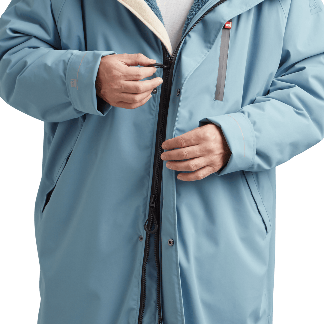 YKK two-way zip with easy-hold pulls on Red Alter Evo men’s long sleeve waterproof changing robe in Alpine Blue.