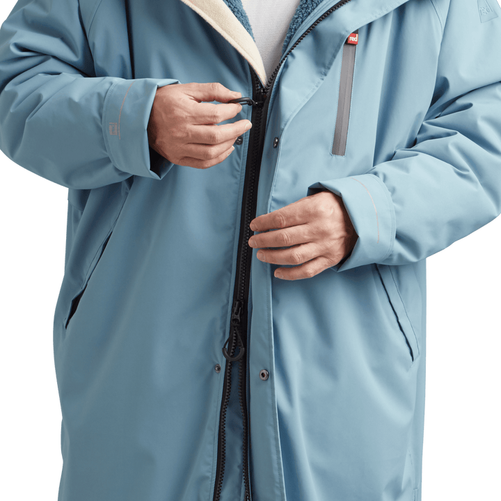 YKK two-way zip with easy-hold pulls on Red Alter Evo men’s long sleeve waterproof changing robe in Alpine Blue.