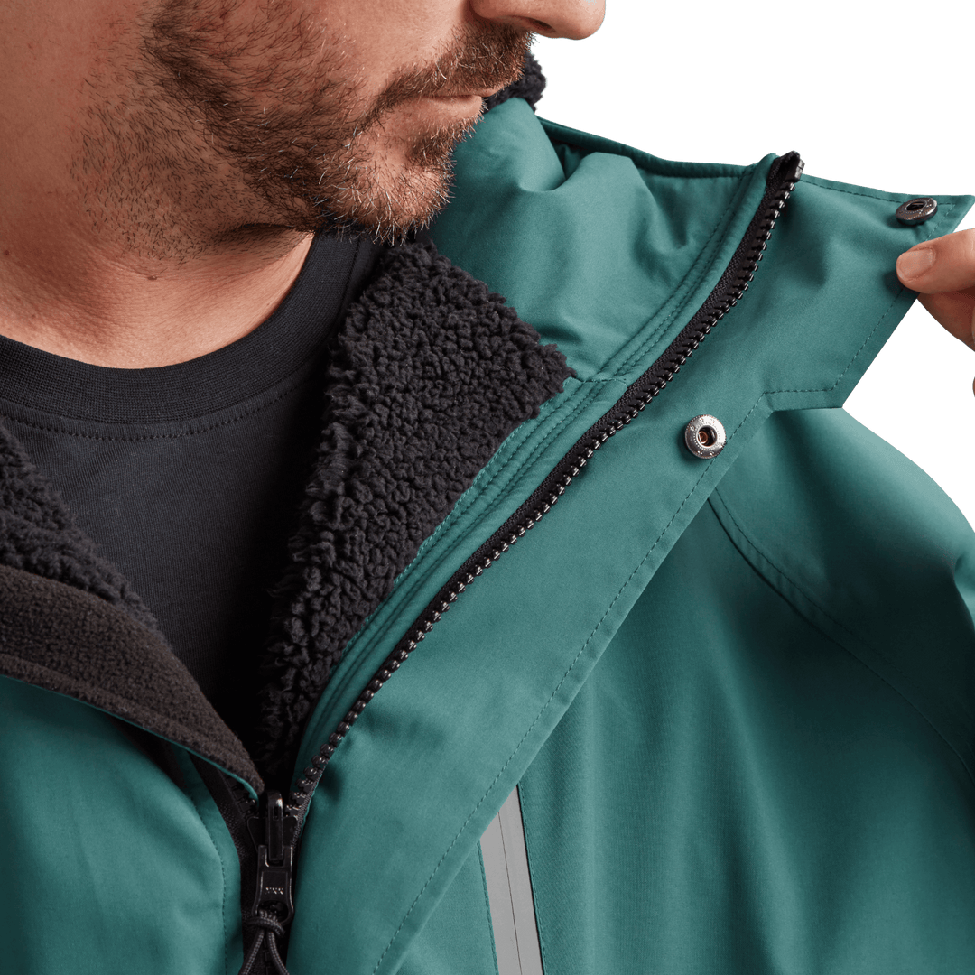 Two-way YKK zip with with easy-hold pulls and guard on Red Alter Evo men’s long sleeve waterproof changing robe in Deep Teal.