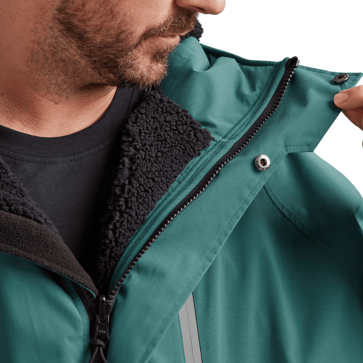 Two-way YKK zip with with easy-hold pulls and guard on Red Alter Evo men’s long sleeve waterproof changing robe in Deep Teal.