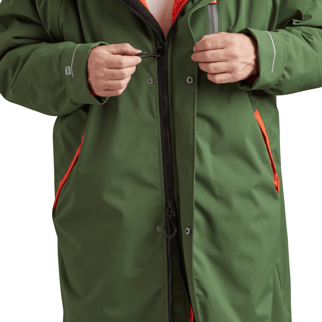 YKK two-way zip with easy-hold pulls on Red Alter Evo men’s long sleeve waterproof changing robe in Forest Green.