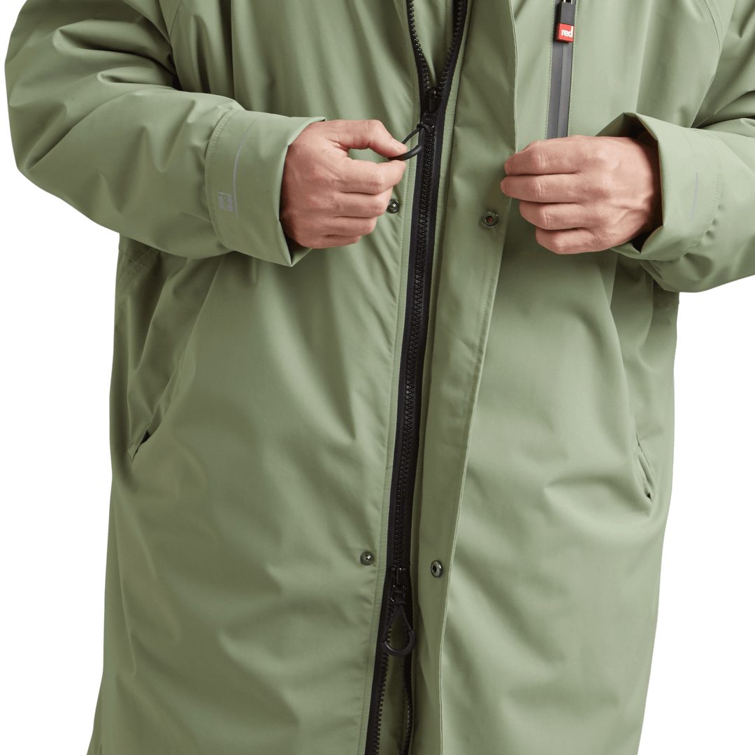 YKK two-way zip with easy-hold pulls on Red Alter Evo men’s long sleeve waterproof changing robe in Sage Green.