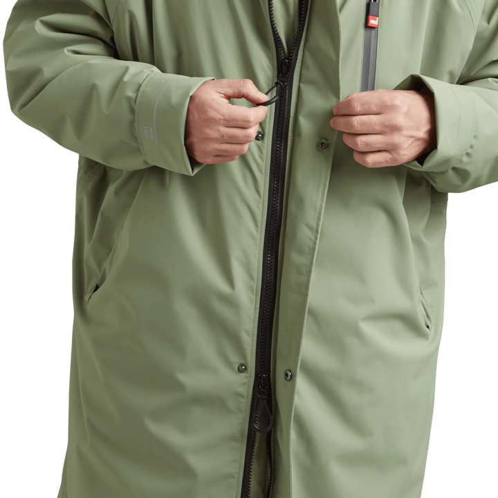 YKK two-way zip with easy-hold pulls on Red Alter Evo men’s long sleeve waterproof changing robe in Sage Green.