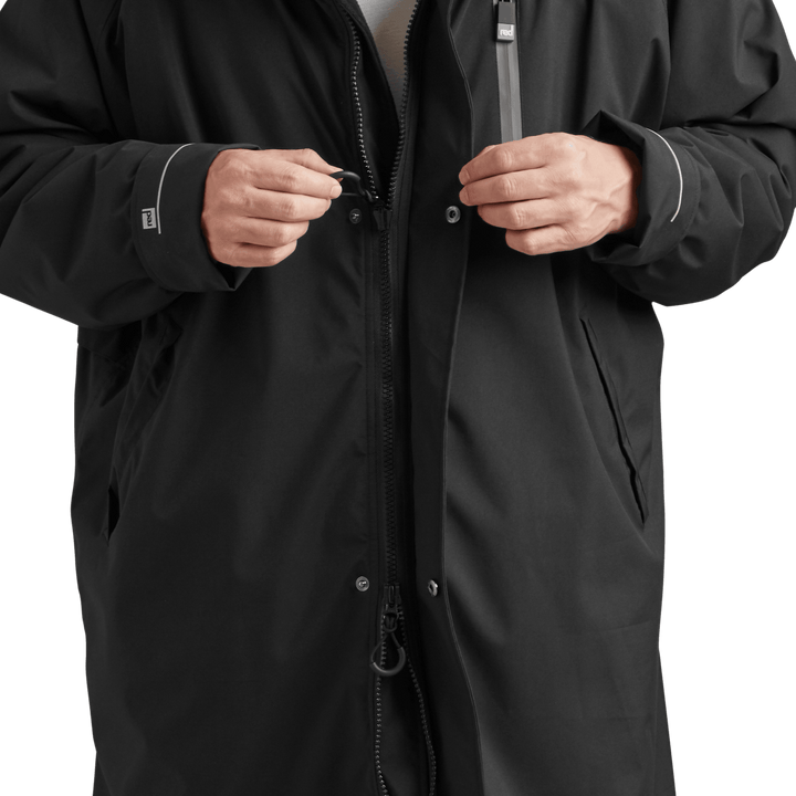 YKK two-way zip with easy-hold pulls on Red Alter Evo men’s long sleeve waterproof changing robe in Stealth Black.