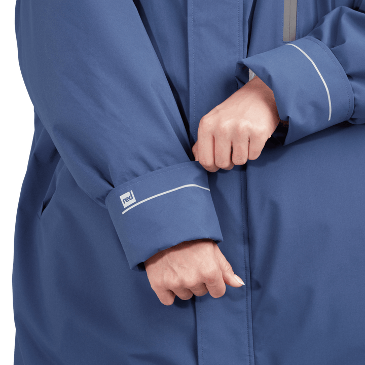 Adjustable cuff detail on Red Alter Evo women’s long sleeve waterproof changing robe in Admiral Blue.