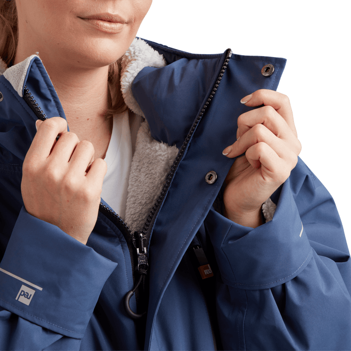 Two-way YKK zip with with easy-hold pulls and guard on Red Alter Evo women’s long sleeve waterproof changing robe in Admiral Blue.