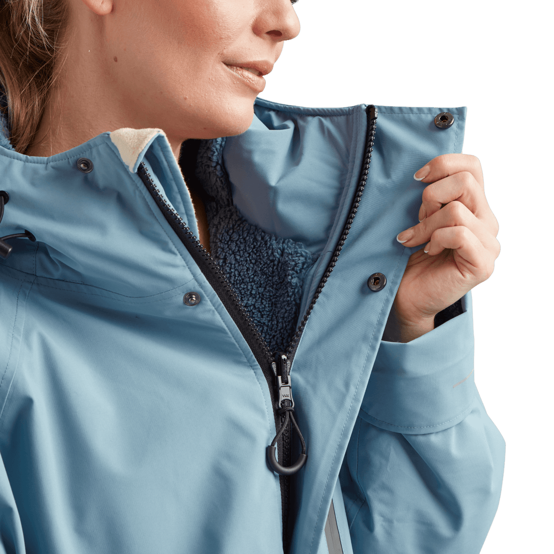 Two-way YKK zip with with easy-hold pulls and guard on Red Alter Evo women’s long sleeve waterproof changing robe in Alpine Blue.