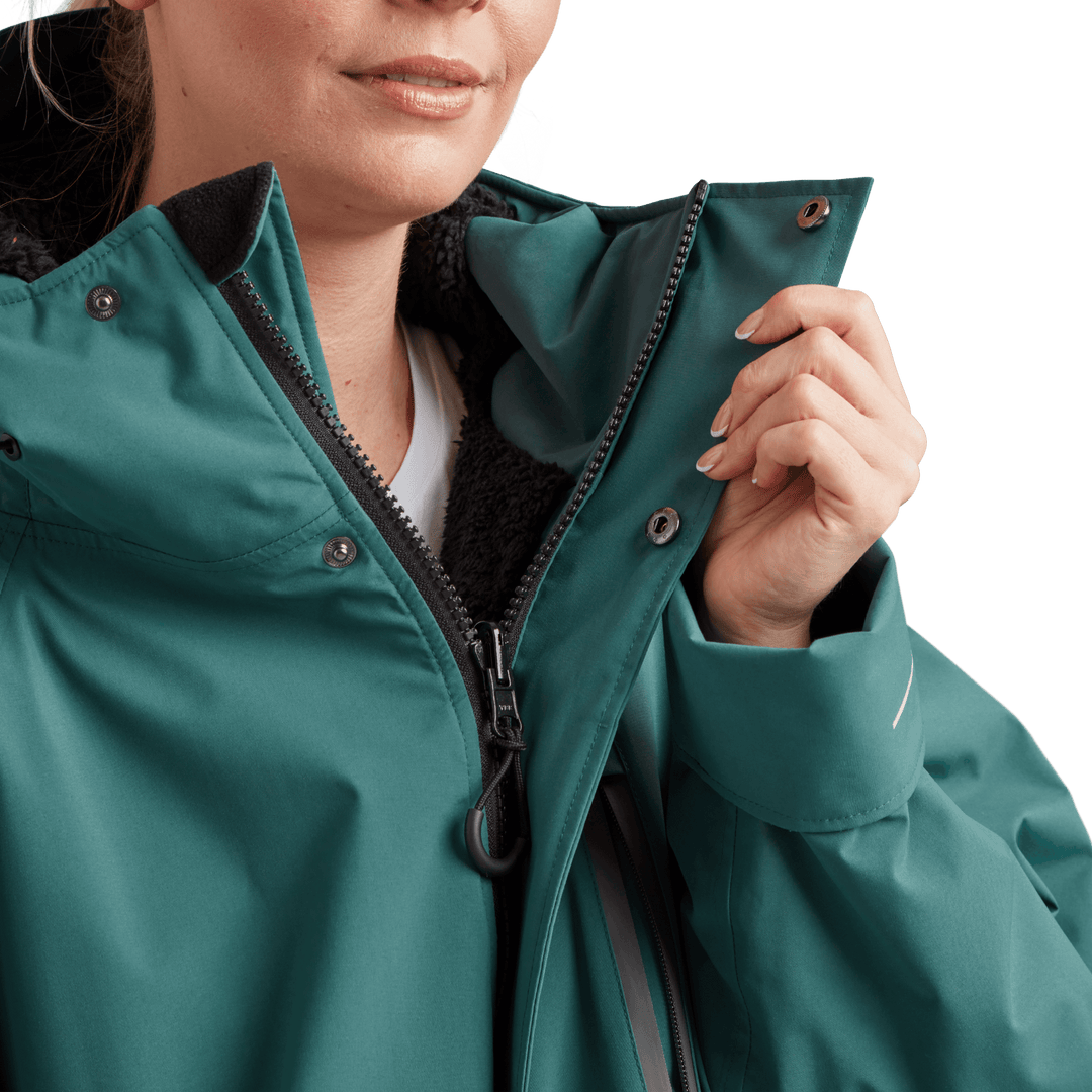 Two-way YKK zip with with easy-hold pulls and guard on Red Alter Evo women’s long sleeve waterproof changing robe in Deep Teal.