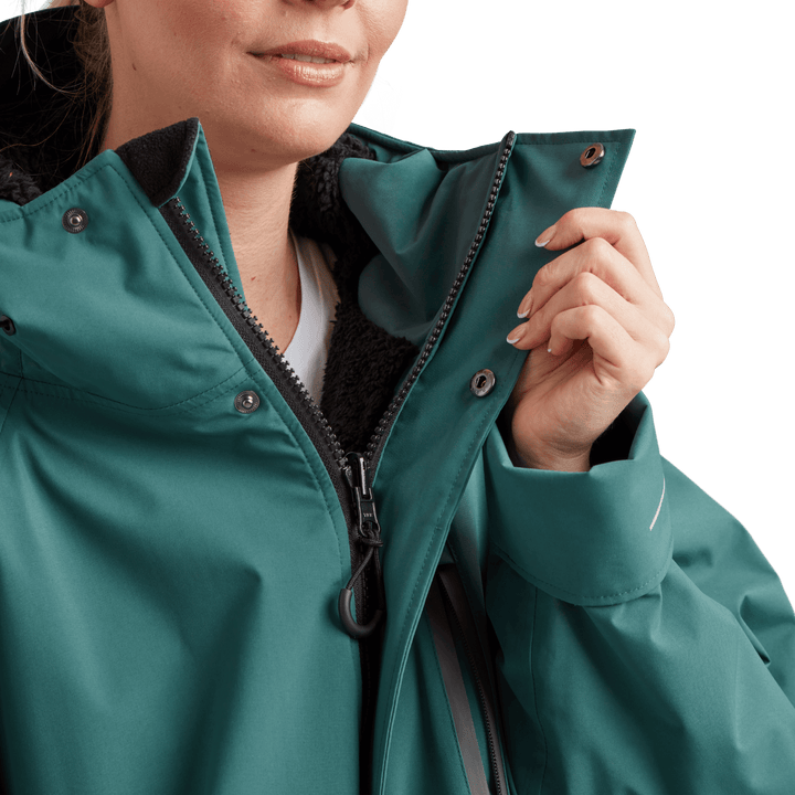 Two-way YKK zip with with easy-hold pulls and guard on Red Alter Evo women’s long sleeve waterproof changing robe in Deep Teal.