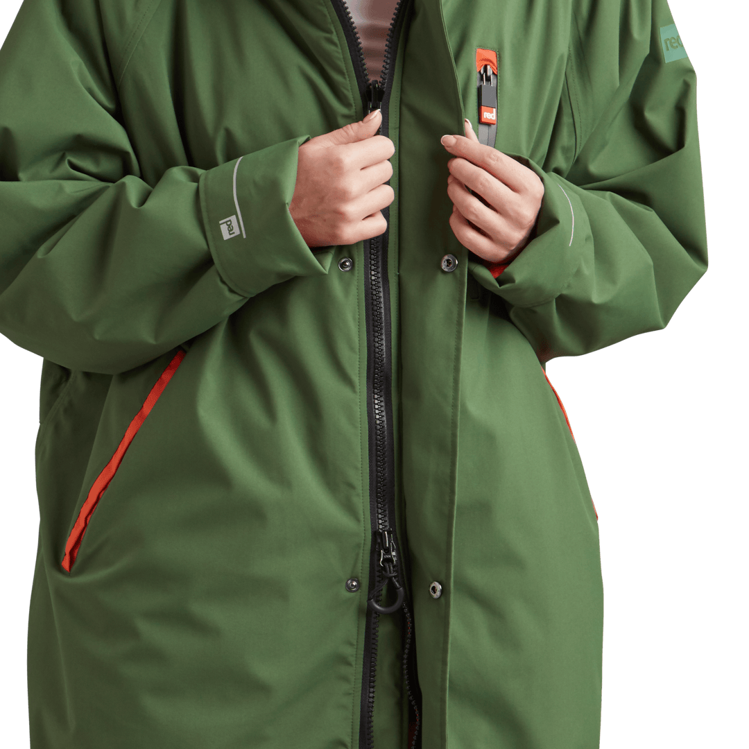 YKK two-way zip with easy-hold pulls on Red Alter Evo women’s long sleeve waterproof changing robe in Forest Green.