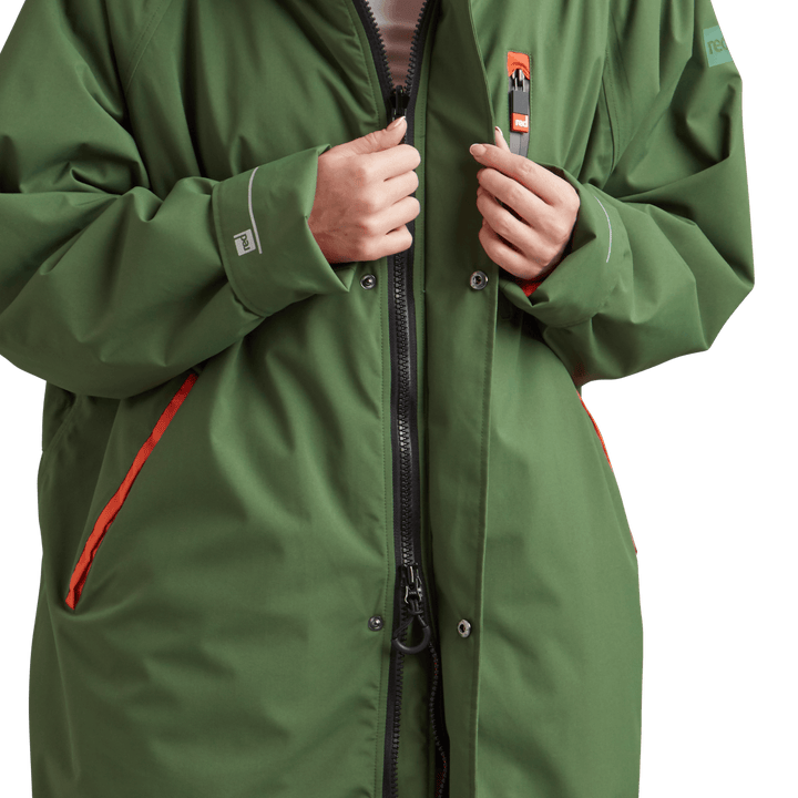 YKK two-way zip with easy-hold pulls on Red Alter Evo women’s long sleeve waterproof changing robe in Forest Green.
