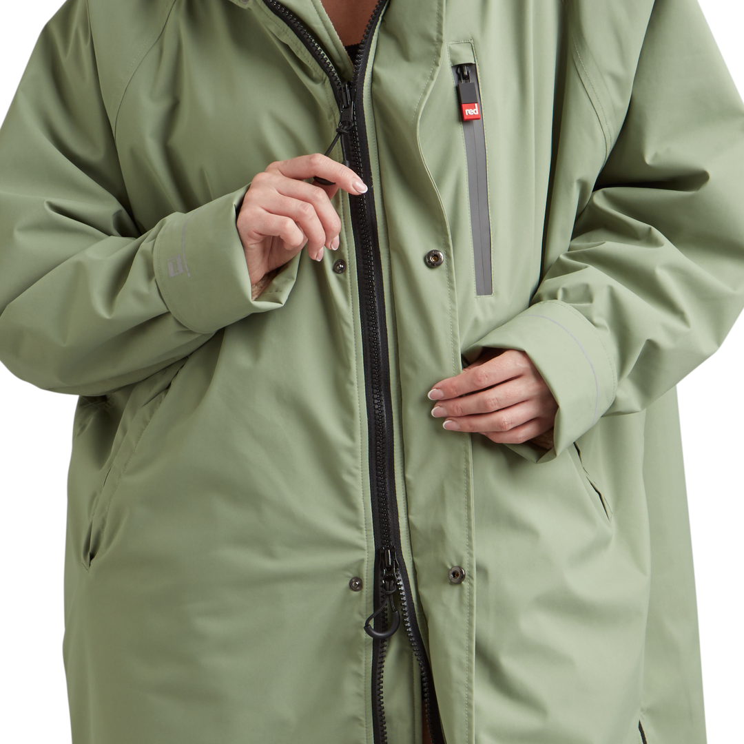 YKK two-way zip with easy-hold pulls on Red Alter Evo women’s long sleeve waterproof changing robe in Sage Green.