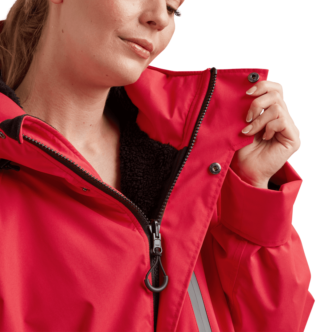 Two-way YKK zip with with easy-hold pulls and guard on Red Alter Evo women’s long sleeve waterproof changing robe in Siren Red.