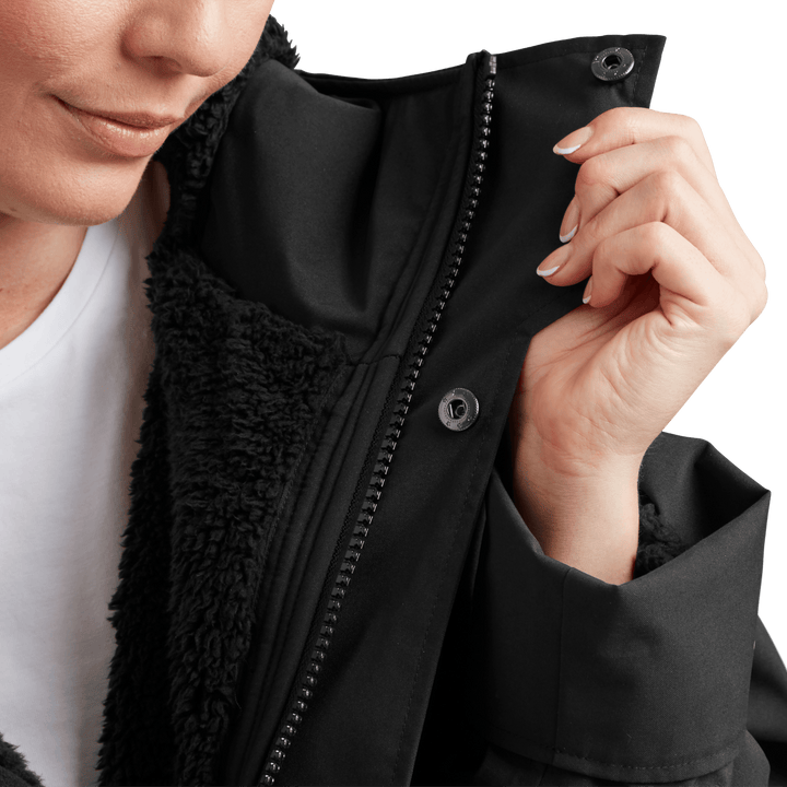 Two-way YKK zip with with easy-hold pulls and guard on Red Alter Evo women’s long sleeve waterproof changing robe in Stealth Black.