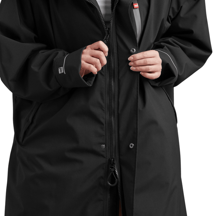 YKK two-way zip with easy-hold pulls on Red Alter Evo women’s long sleeve waterproof changing robe in Stealth Black.