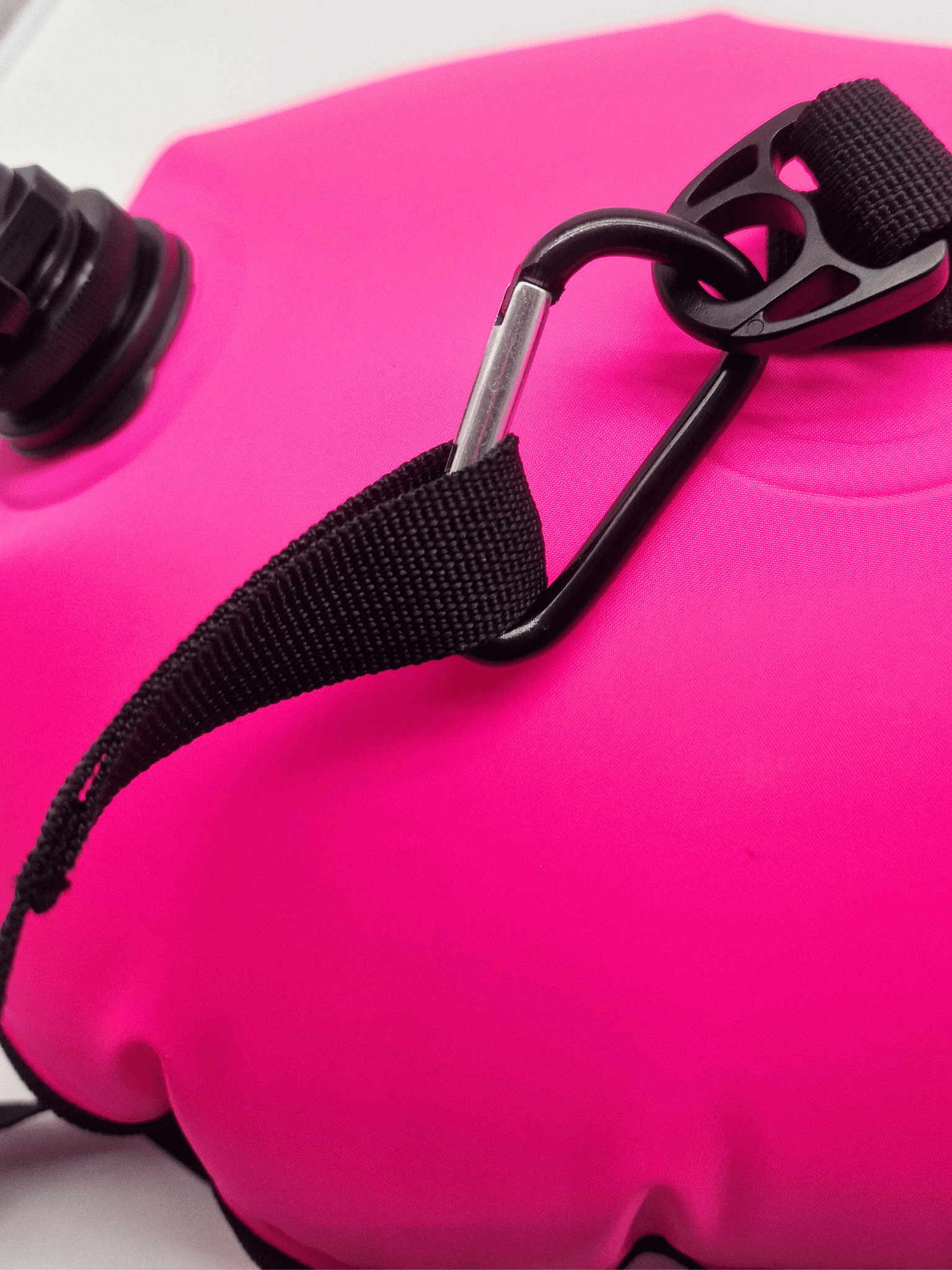 caribiner clip of leash on pink tow float